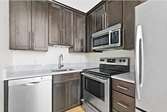 320 W 2nd St, Unit 304 in Boston, MA - Building Photo - Building Photo