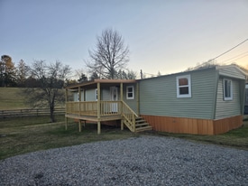 304 Townsend Dr in Summersville, WV - Building Photo