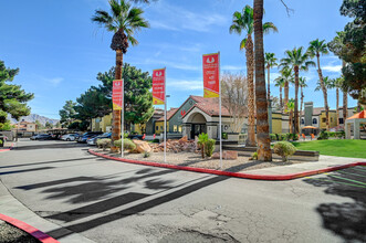 Desert Vistas Apartments in Las Vegas, NV - Building Photo - Building Photo