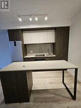 395 Square One Dr in Mississauga, ON - Building Photo - Building Photo