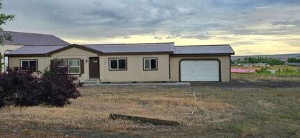 1295 E Thomas Ave in Irrigon, OR - Building Photo - Building Photo