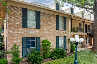 Inverness in Houston, TX - Foto de edificio - Building Photo