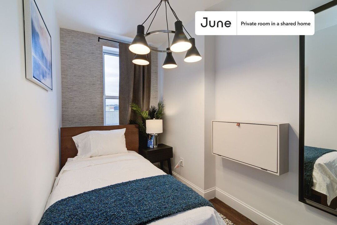 Private bedroom in 4 bed/1 bath Home in New York, NY - Building Photo