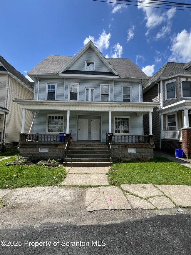 property at 919-919 W Elm St