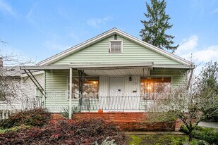 1737 N Rosa Parks Way in Portland, OR - Building Photo