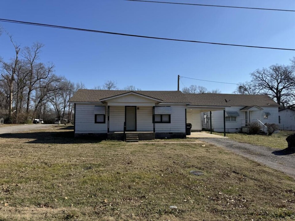 749 S Bluff Ave in Tahlequah, OK - Building Photo