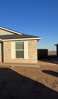 2012 Plains Ave in Wolfforth, TX - Foto de edificio - Building Photo