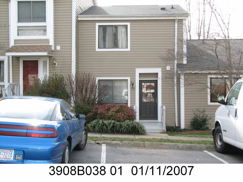 5332 Delta Dr in Winston-Salem, NC - Foto de edificio
