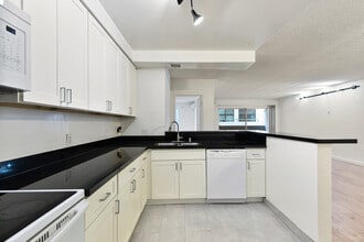 642 N West Knoll Dr. Apartments in West Hollywood, CA - Foto de edificio - Building Photo