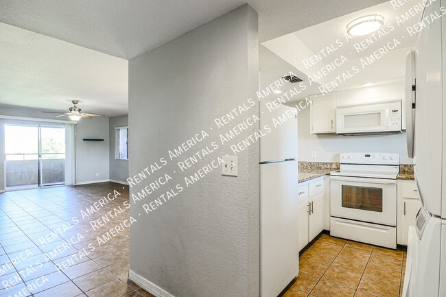 4050 E Cactus Rd in Phoenix, AZ - Building Photo - Building Photo