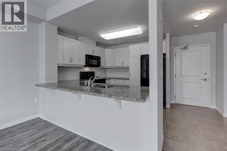 125 Wilson St W in Ancaster, ON - Building Photo - Building Photo