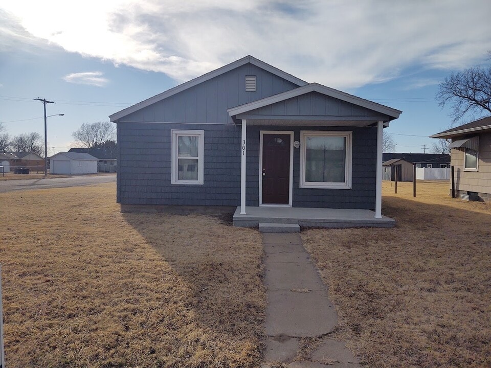 301 7th St in Claflin, KS - Building Photo