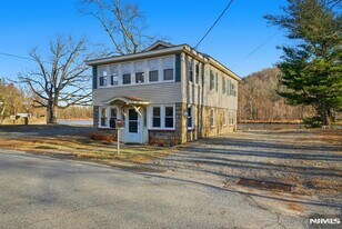 75 Lakeview Terrace in Oakland, NJ - Building Photo