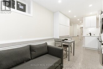 686 Rhodes Ave in Toronto, ON - Building Photo - Building Photo