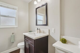 Hollypark Knolls Apartments in Inglewood, CA - Foto de edificio - Building Photo