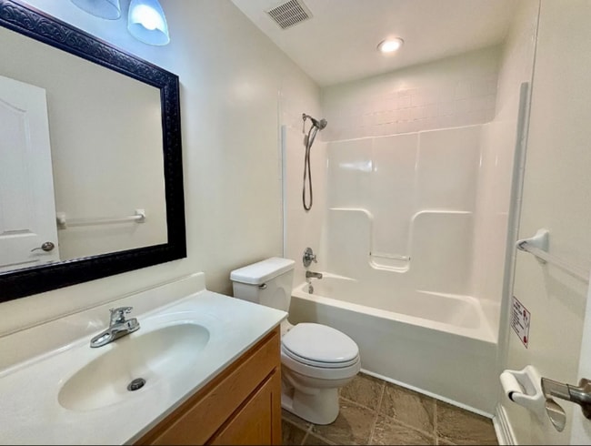 259 W Ocean View Ave in Norfolk, VA - Building Photo - Building Photo