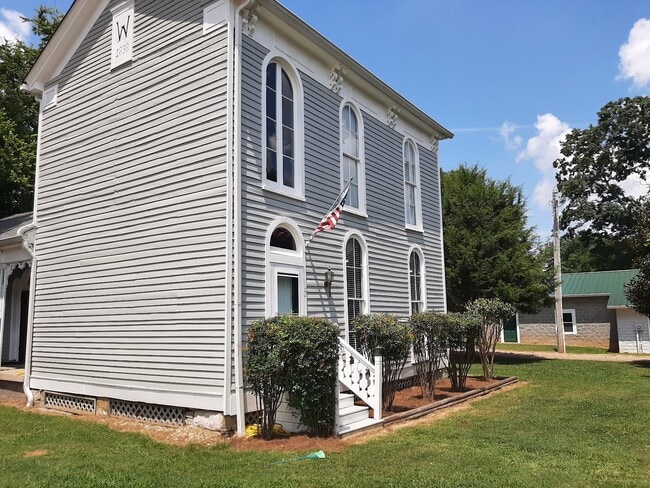 property at 104 N Cedar St