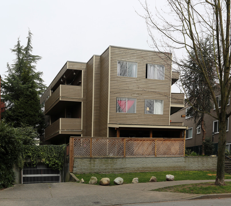 1221 Burnaby St in Vancouver, BC - Building Photo