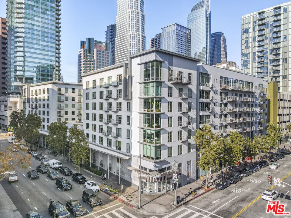 645 W 9th St in Los Angeles, CA - Building Photo