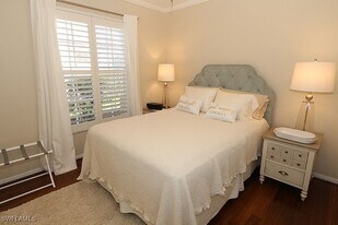 7058 Barrington Cir in Naples, FL - Building Photo