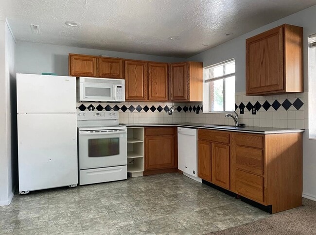 property at 1739 Paulista Wy