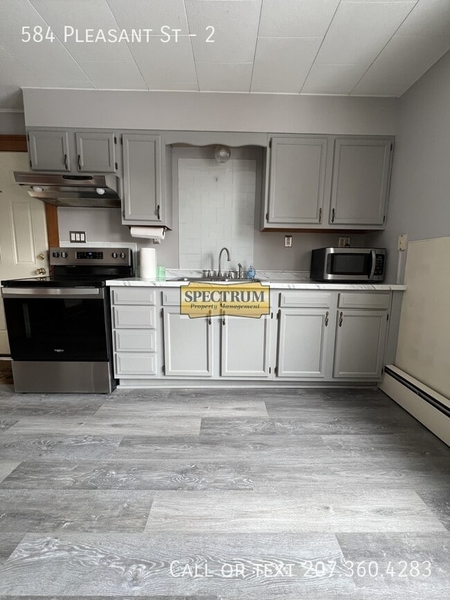 584 Pleasant St in Lewiston, ME - Building Photo - Building Photo