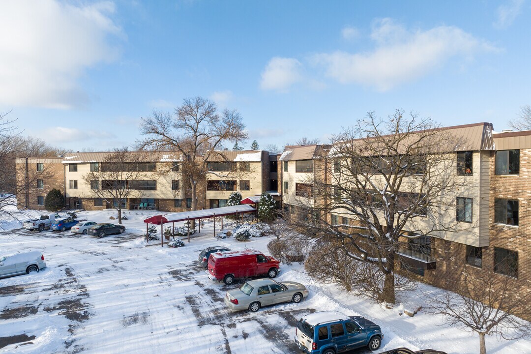 Windwood Condominiums in Edina, MN - Building Photo