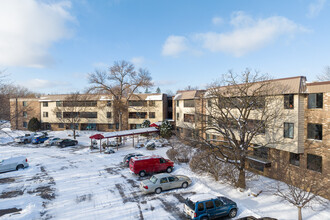 Windwood Condominiums in Edina, MN - Foto de edificio - Primary Photo