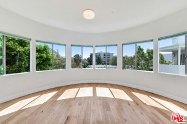 The Oakhurst Moderne in Beverly Hills, CA - Foto de edificio - Building Photo