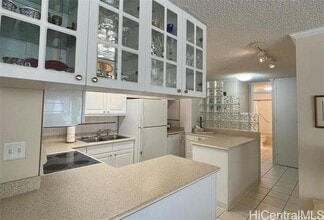 2415 Ala Wai Blvd in Honolulu, HI - Building Photo - Building Photo