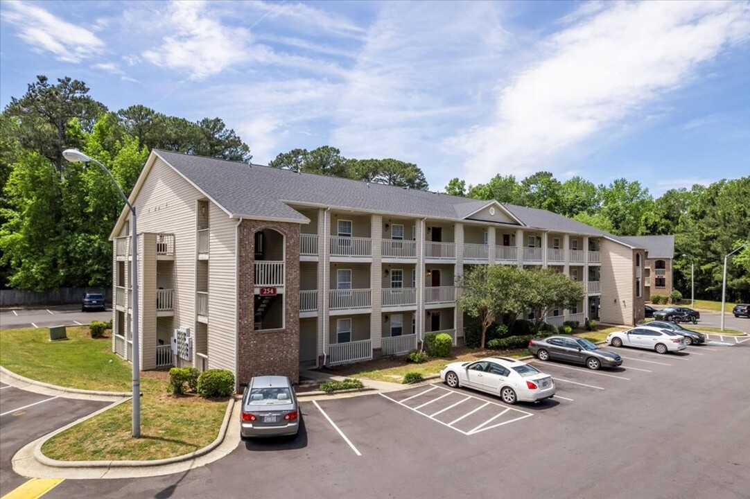 Meadowbrook Luxury Apartments in Fayetteville, NC - Foto de edificio