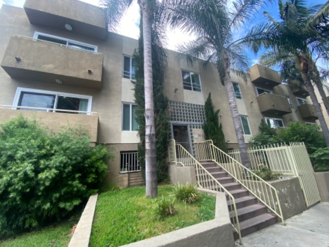 11117 Hartsook St in Los Angeles, CA - Foto de edificio - Building Photo