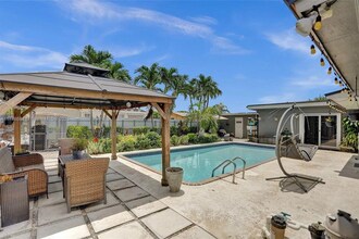 848 Brickell Key Dr, Unit 306 in Miami, FL - Building Photo - Building Photo