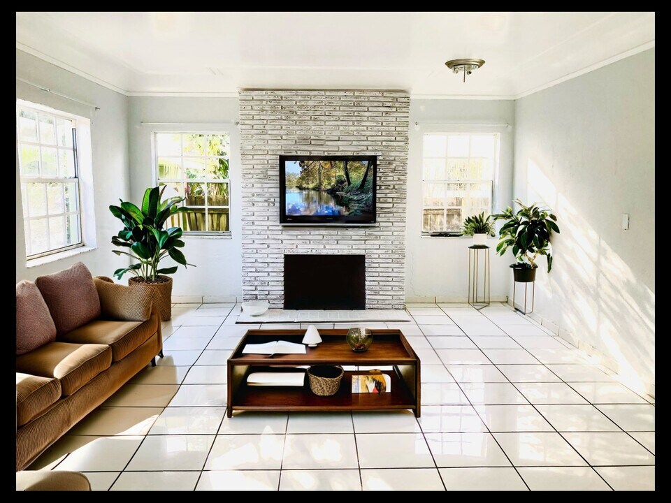 1801 SW 10th St, Unit 1801 in Miami, FL - Building Photo
