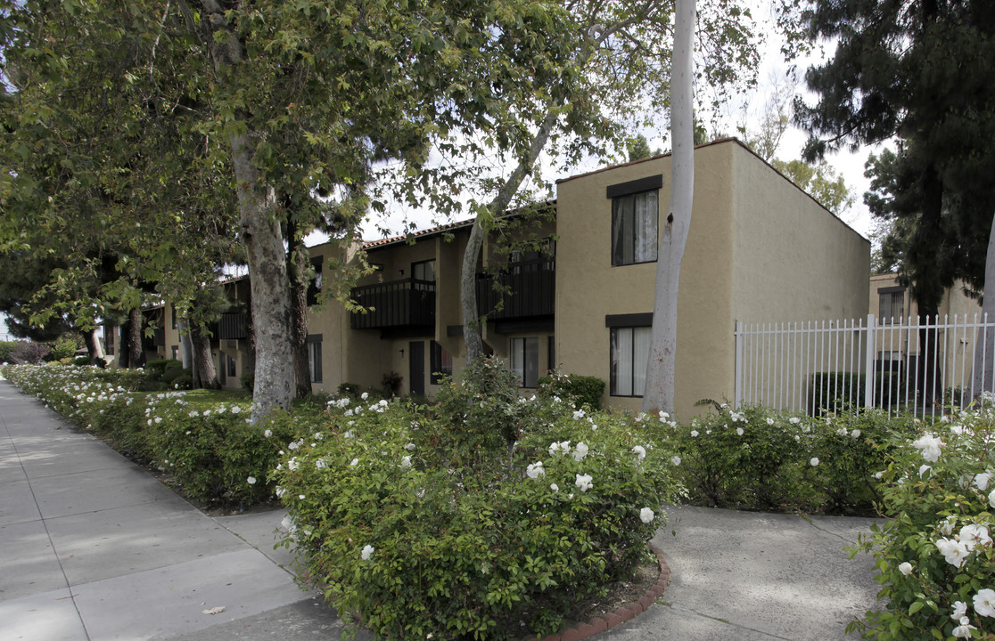 Shady Knoll in Santa Ana, CA - Foto de edificio