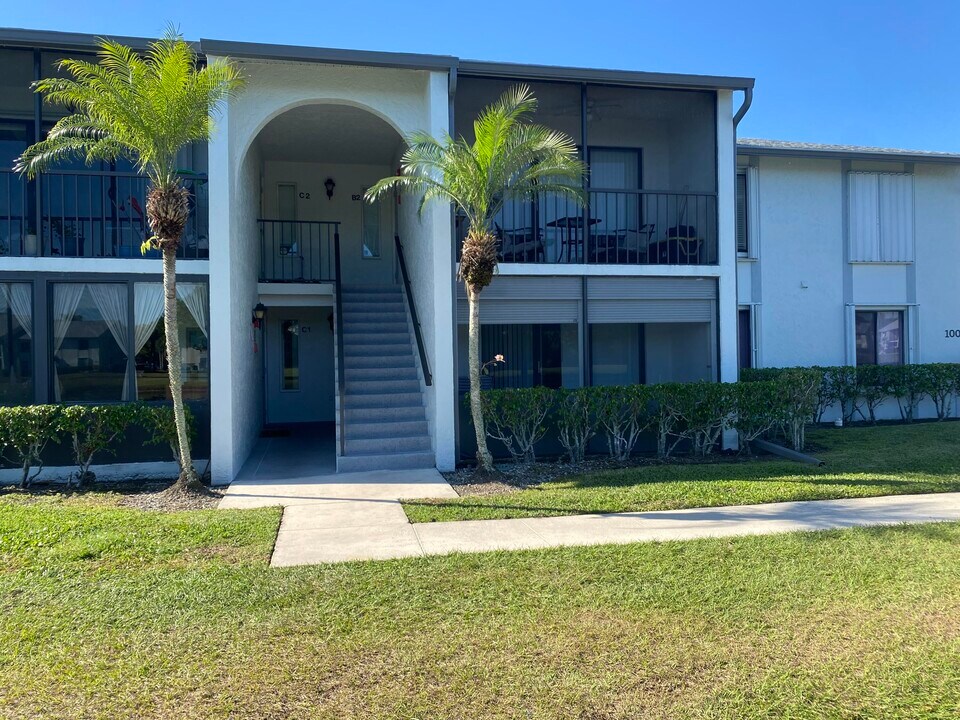 1001 Green Pine Blvd in West Palm Beach, FL - Building Photo