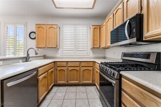 465 Eagle Vista Dr in Henderson, NV - Building Photo - Building Photo