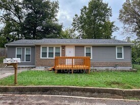 1749 Sinnott Cir in Independence, MO - Building Photo