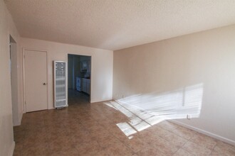 4445 E Clay Ave in Fresno, CA - Building Photo - Building Photo