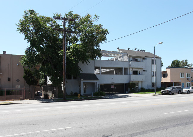 13740 Vanowen St in Van Nuys, CA - Foto de edificio - Building Photo