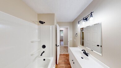 1215 Greenfield Dr in Clarksville, TN - Building Photo - Building Photo