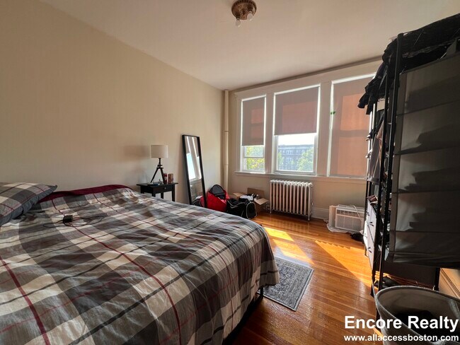1642 Commonwealth Ave, Unit 4 in Boston, MA - Building Photo - Building Photo