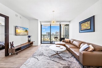 1000 Brickell Plaza, Unit 2111 in Miami, FL - Building Photo - Building Photo