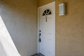 8529 Villa La Jolla Dr in San Diego, CA - Building Photo - Building Photo