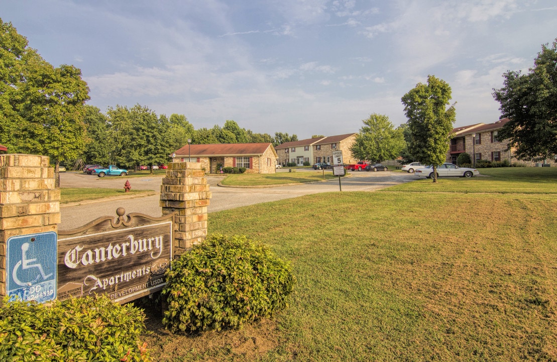 Canterbury Apartments in Covington, TN - Foto de edificio