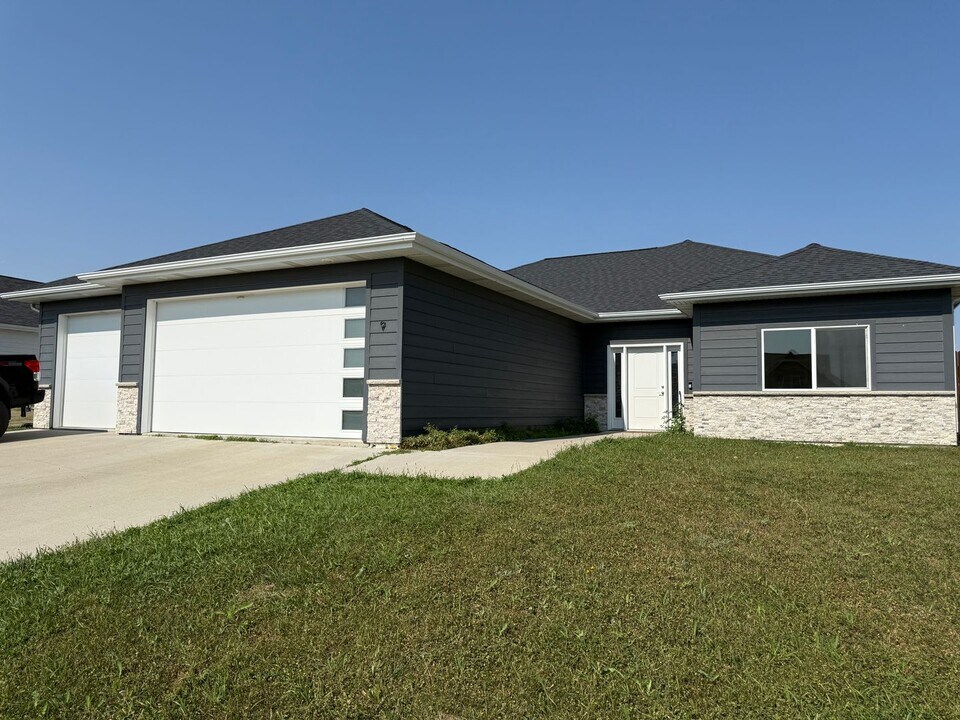 9 Mulberry Loop NE in Minot, ND - Building Photo