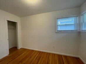 306 Russell Rd in Alexandria, VA - Foto de edificio - Building Photo