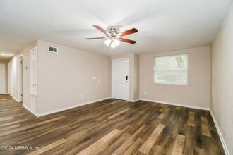 1349 Eagle Cove Rd N in Jacksonville, FL - Building Photo - Building Photo
