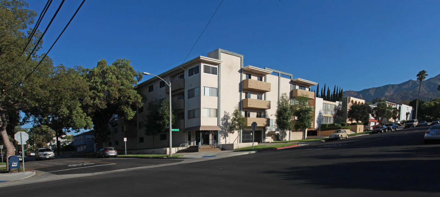 601 E Orange Grove Ave in Burbank, CA - Building Photo