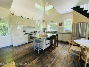 206 Hutchin Hl Rd in Woodstock, NY - Building Photo - Building Photo